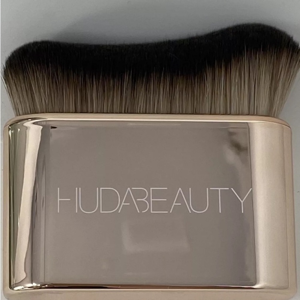 NEW In Package HUDA BEAUTY Body Blur & Glow Brush 100% Authentic Synthetic Brush